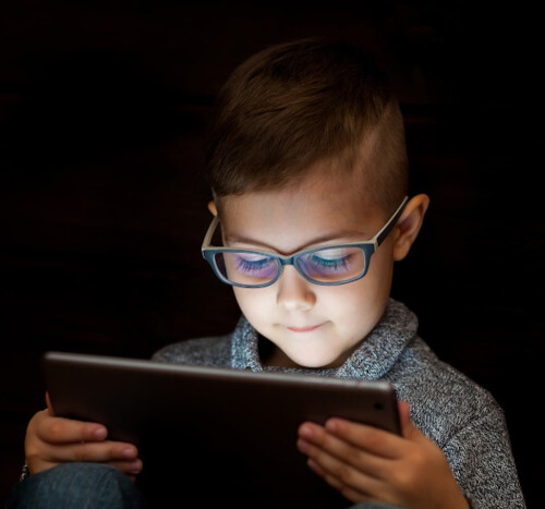 La surexposition aux smartphones : Enjeu majeur pour la vue des enfants